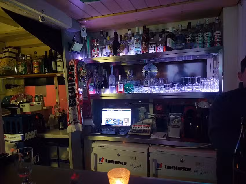Caf&eacute; Bar