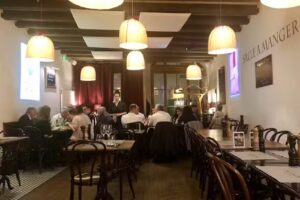 Demi Lune Caf&eacute;