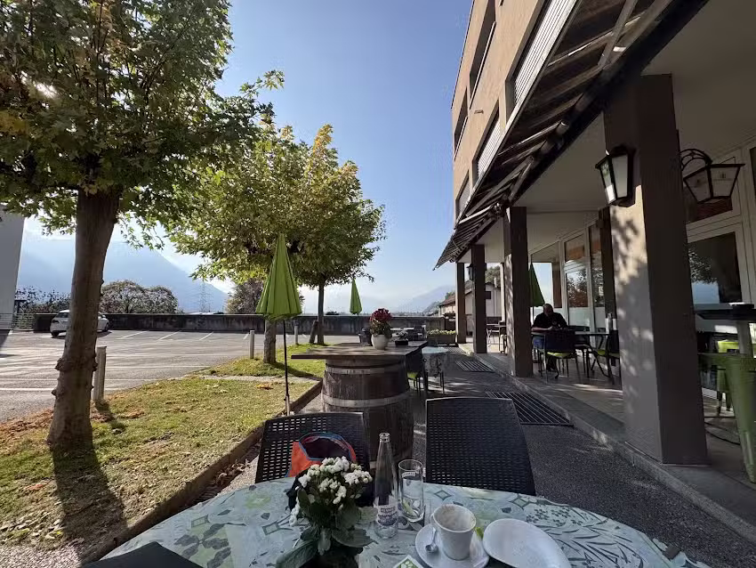 elly&rsquo;s Caf&eacute;