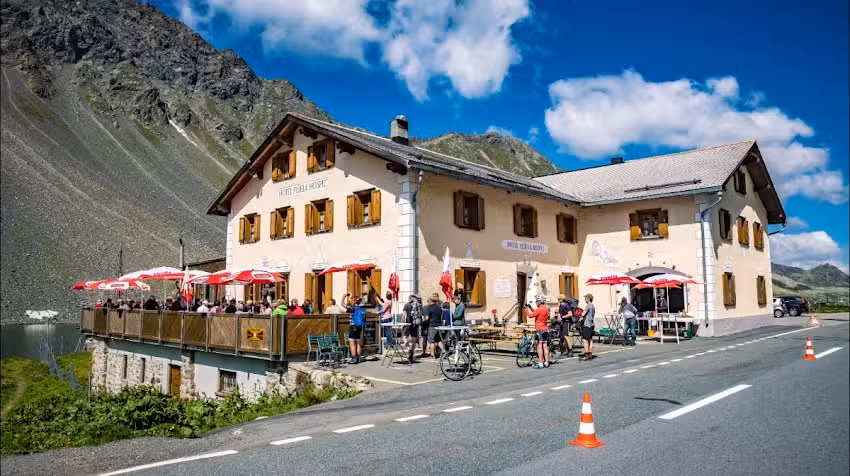 Fl&uuml;ela Hospiz AG, Passhotel