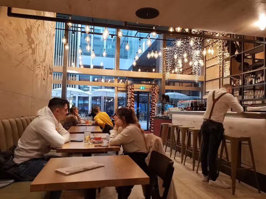 Leon&rsquo;s Loft &ndash; Coffee, Bar & Grill