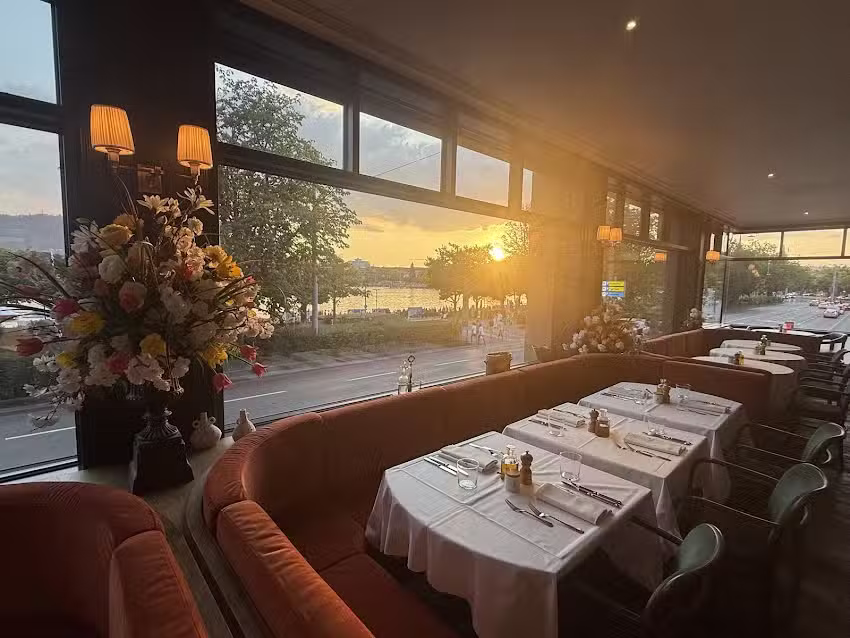 Lulu Restaurant, Caf&eacute; & Bar