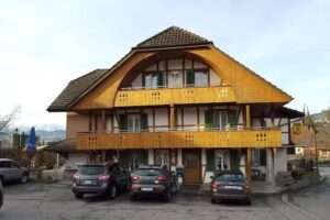 Mirchel Pintli mit Hotel