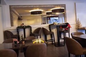 Restaurant Delifrance, Mme Petrus Camelia