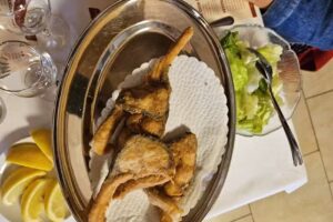 Restaurant, &eacute;picerie et station-service &agrave; Damvant