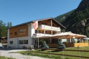 Restaurant & Hostel &laquo;Hole in One&raquo;