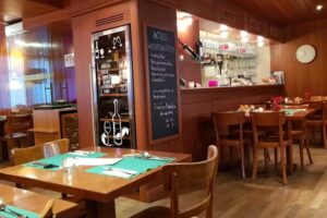 Restaurant Papagei by Miski Takiy