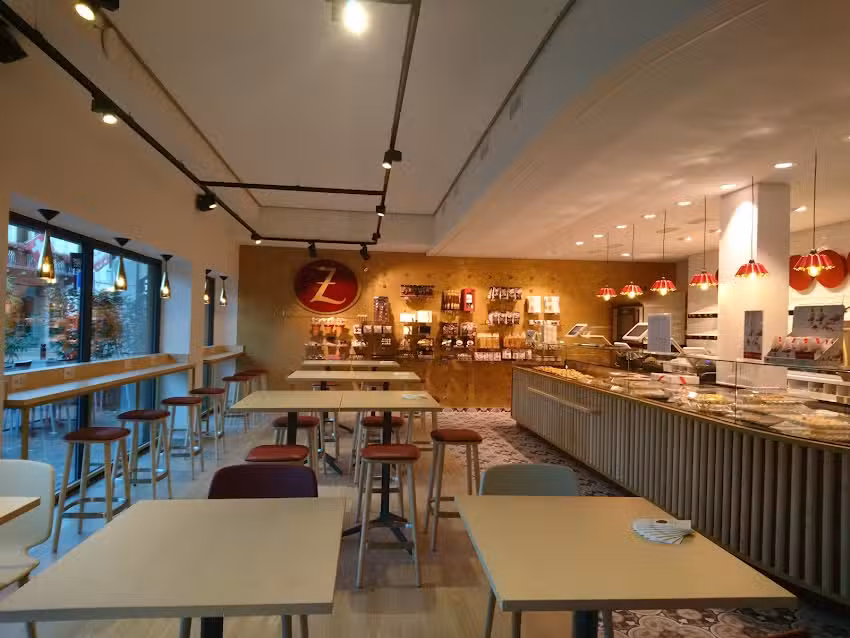 Zenh&auml;usern Martigny Place Centrale